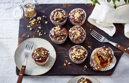 Schoko-Muffins mit Erdnüssen auf einem Tablett.