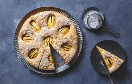 Versunkener Apfelkuchen auf einem Servierteller.