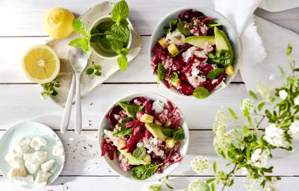 Quinoa-Bowl mit Roter Bete und Ziegenkäse