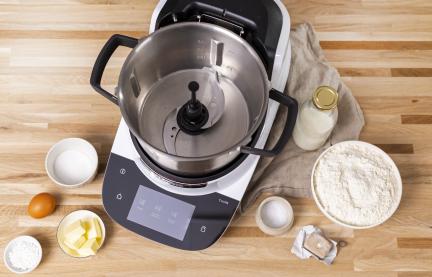 Cookit mit den Zutaten für einen Hefezopf daneben.