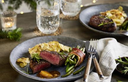 Filetsteak mit Bohnen im Speckmantel und Kartoffelgratin