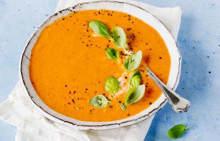 Teller mit Suppe und Basilikum