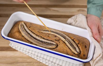 Mit der Stäbchenprobe wird getestet, ob Teig am Holzstäben kleben bleibt. 