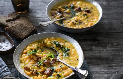 Eintopf mit Karotten, Sellerie, Kartoffeln und Debrecziner.
