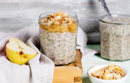 Chia-Mandelmilch-Pudding mit Birnenpüree.