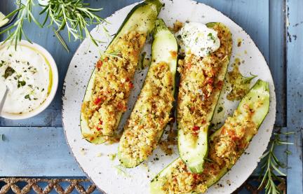 Deftig gefüllte Zucchini mit Bulugr und Käse überbacken.
