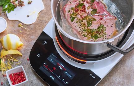 Vakuumiertes Fleisch gart Sous-vide im Cookit Topf