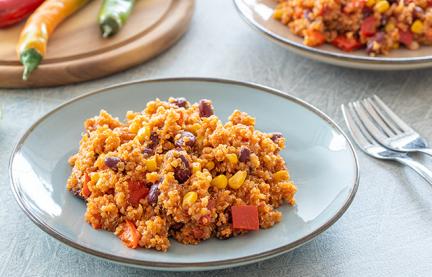 One-Pot-Quinoa mit Bohnen, Paprika und Mais auf Teller.