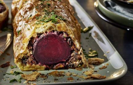 Beet Wellington auf einem Backblech
