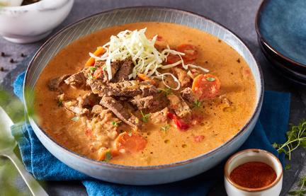 Rouladen-Topf angerichtet in einem tiefen Teller.