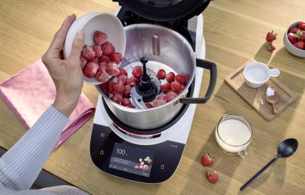 Gefrorene Erdbeeren werden mit dem Crushmesser im Cookit zerkleinert.