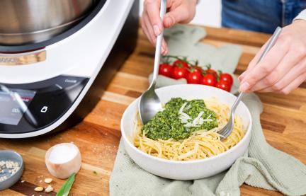 Selbstgemachtes Pesto auf gekochten Spaghetti.