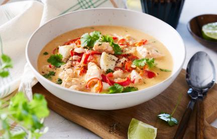 Fischeintopf mit frischen Kräutern in einer Schüssel.