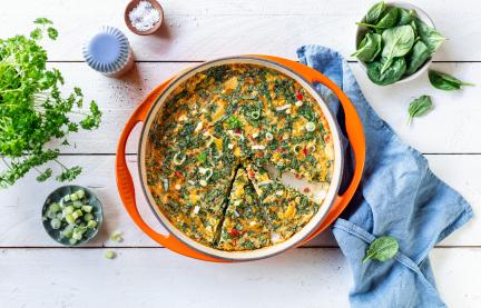 Spinat-Frittata mit Feta in einer Gusseisenform.