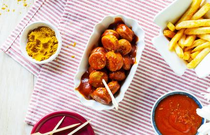 Currywurst mit Pommes