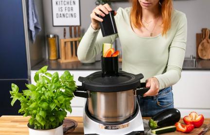 Gemüse für Gemüselasagne wird im Cookit zerkleiert