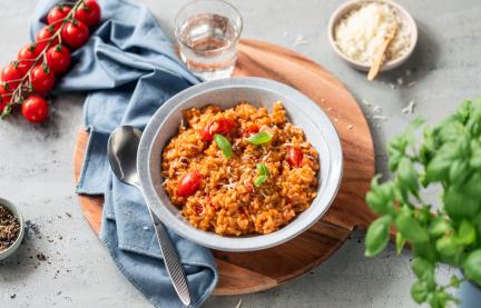 Cremiges Tomatenrisotto in tiefem Teller