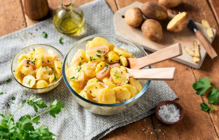 Schwäbischer Kartoffelsalat mit Essig und Öl in Glasschale