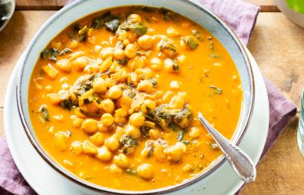 Würziger Kichererbsen-Eintopf mit Blattspinat in großer Schale.