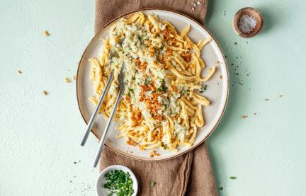 One Pot Spätzle mit Spitzkohl auf einem Teller.