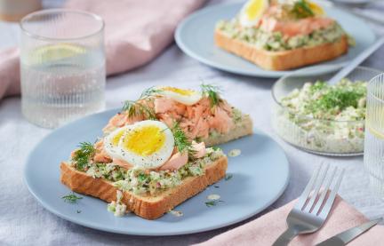 Lachstoast mit Ei belegt.