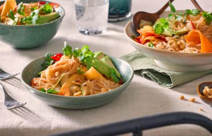 Sommerrollen Salat in Schüsseln mit buntem Gemüse.