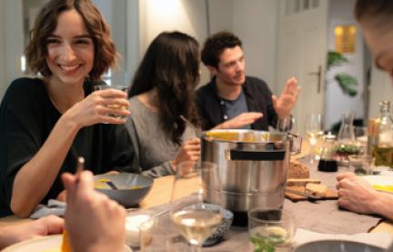 Freunde zusammen am Tisch mit dem Cookit.