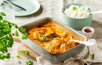 Zwiebel-Sahne-Hähnchen in einer Auflaufform.