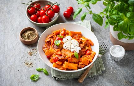 Cremige Pasta mit Chorizo und frischen Kirschtomaten in einem tiefen Teller.