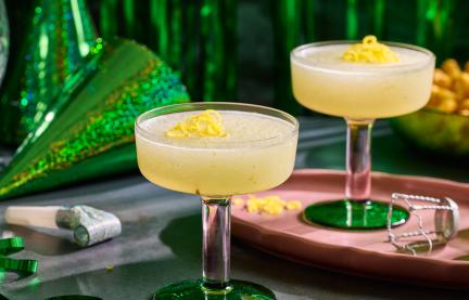 Champagner-Slush in Cocktailgläsern mit Silvester Deko.