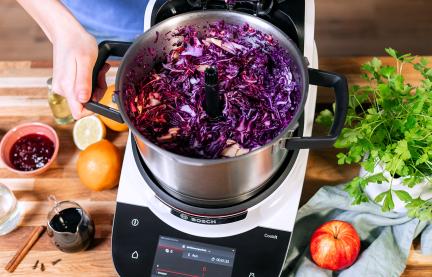 rotkohl wird im Cookit zerkleinert.
