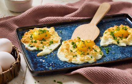 Cloud Breads mit frischen Kräutern serviert.