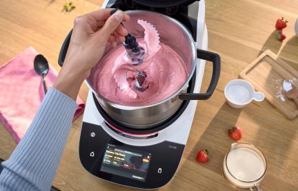 Crushmesser zerkleinert Erdbeeren