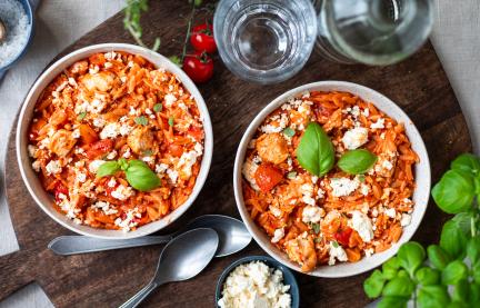 One-Pot-Kritharaki mit Feta und Hähnchen in Schüsseln.