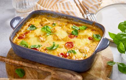 Mozzarella-Hähnchen mit Tomaten und Basilikum in einer Auflaufform