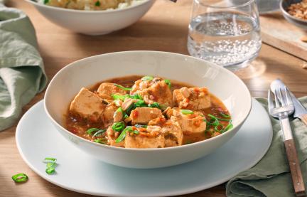 Tofu süß-sauer mit Lauchzwiebeln in einer Schüssel