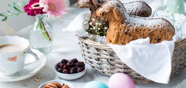 Zwei kernig-fruchtige Osterlämmchen im Korb.