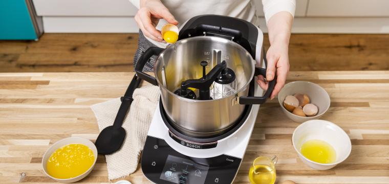 Zutaten für Sauce Hollandaise werden in den Topf gefüllt. Zutaten für Sauce Hollandaise werden in den Topf gefüllt.