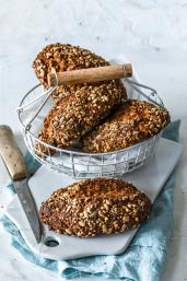 Mehrere Low Carb Brötchen mit Körnern im Körbchen.