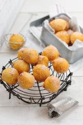 Viele Quarkbällchen auf einem Abtropfgitter.