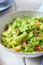 Grüne Bärlauch Carbonara mit Fusilli in Pasta Tellern.