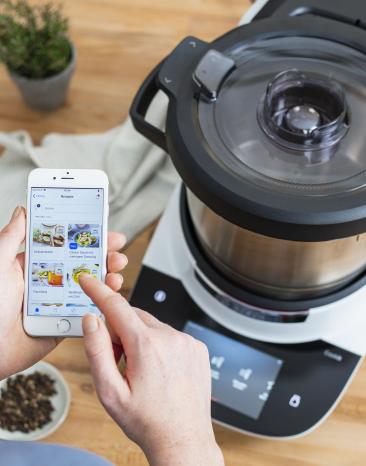 Home Connect App in Benutzung am Cookit Home Connect App in Benutzung am Cookit