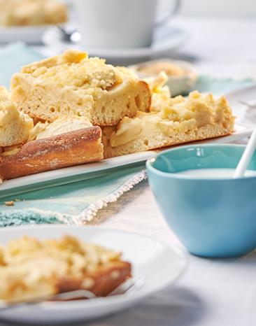 Apfelkuchenstücke auf dem Kuchenblech Apfelkuchenstücke auf dem Kuchenblech