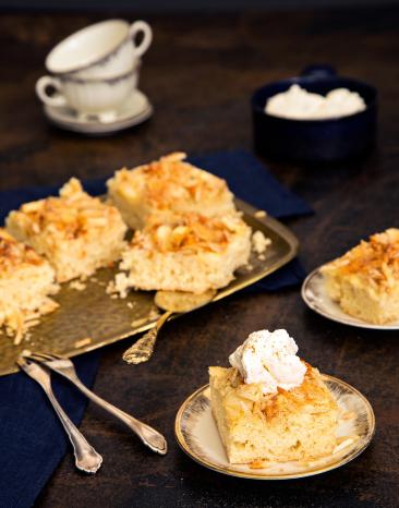 Apfelkuchen vom Blech in Stücken auf Kuchen- und Servierteller. Apfelkuchen vom Blech in Stücken auf Kuchen- und Servierteller.