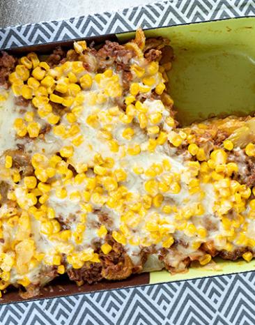 Auflauf mit Mais, Rindfleisch und Kartoffeln in einer Form.