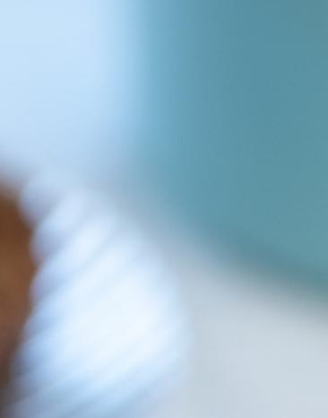 Bananenbrot mit Chiasamenim auf einem Servierteller