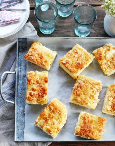 Bienenstich mit Puddingfüllung