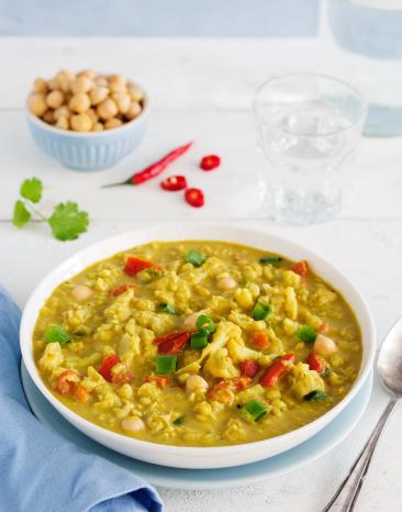 Ein Teller mit Blumenkohlcurry mit Kichererbsen aus dem Cookit. Ein Teller mit Blumenkohlcurry mit Kichererbsen aus dem Cookit.