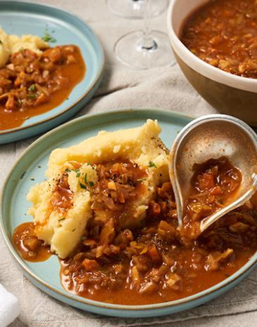 Bratensauce vegetarischwird über Püree gegeben. Bratensauce vegetarischwird über Püree gegeben.