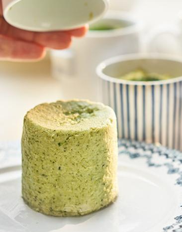 Grüner Brokkoli-Flan aus dem Cookit in einer Auflaufform.